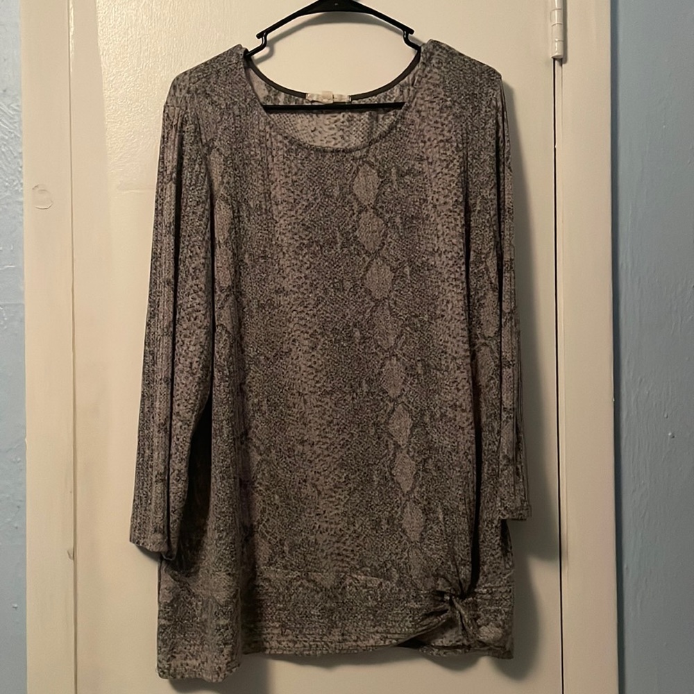 Above and Beyond 3/4 sleeve shirt. Size:3X. Only worn a couple times.